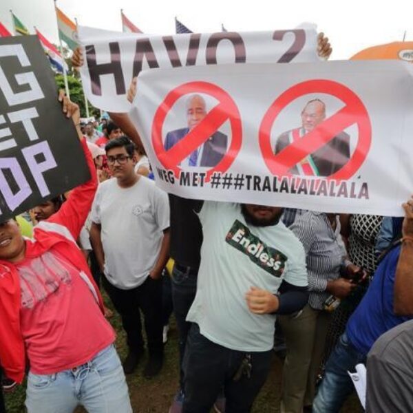 Duizenden Surinamers protesteren tegen president Bouterse