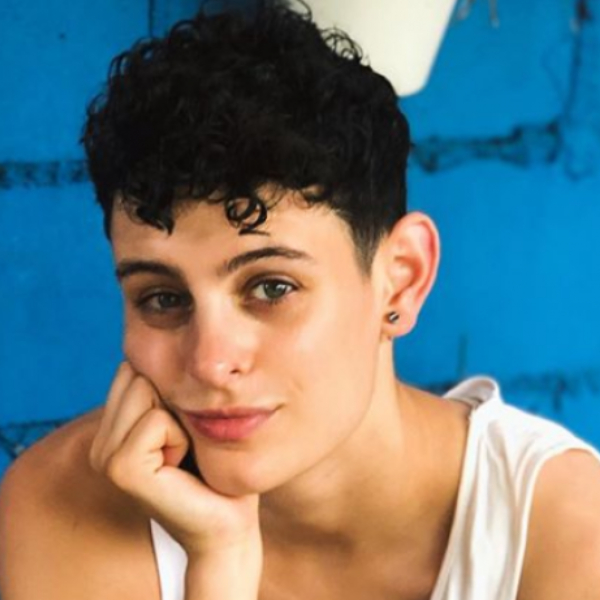 Roos is non-binair: "Je identiteit bestaat uit zoveel meer dan je gender en seksualiteit"