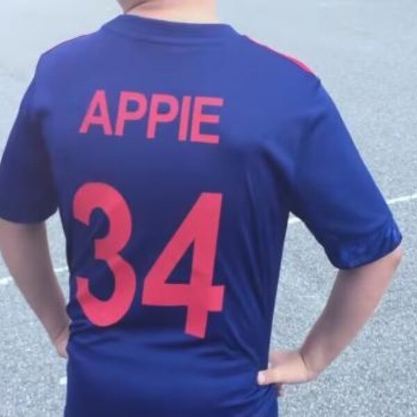 'Nouri's voetbalpleintje' in Geuzenveld heet nu officieel A. Nouri-plein