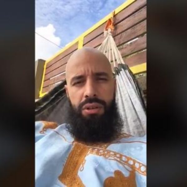 Hij reist de wereld rond op zijn fiets met Mekka als eindbestemming