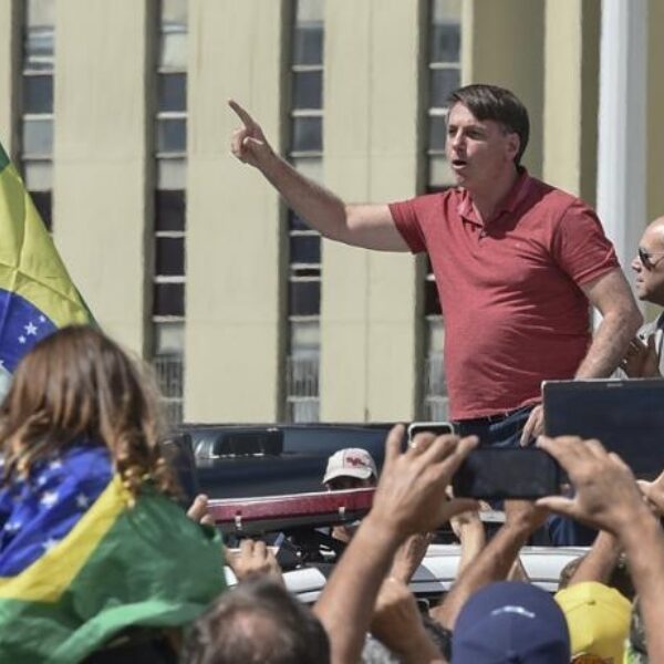 President Brazilië demonstreert zelf tegen coronamaatregelen en hoest tijdens toespraak