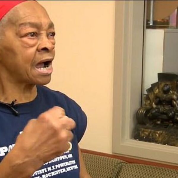 82-jarige 'bodybuilder oma' overmeestert overvaller: "Hij koos het verkeerde huis uit"