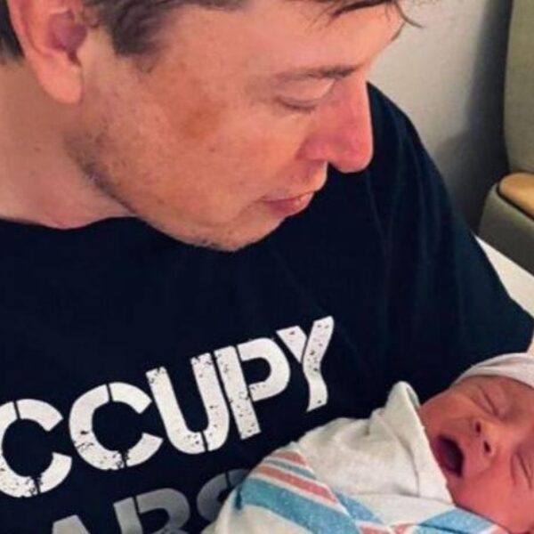 Elon Musk en Grimes veranderen naam kind (X Æ A-12)