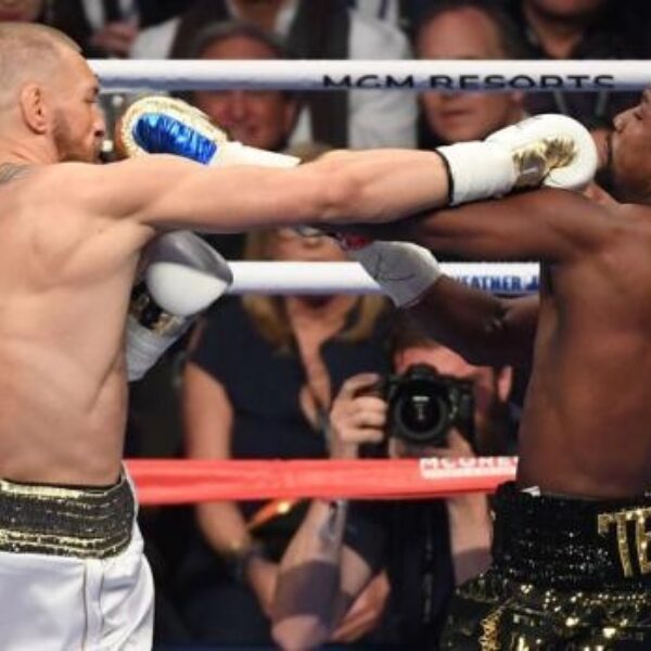 Floyd Mayweather verslaat Conor McGregor en neemt definitief afscheid