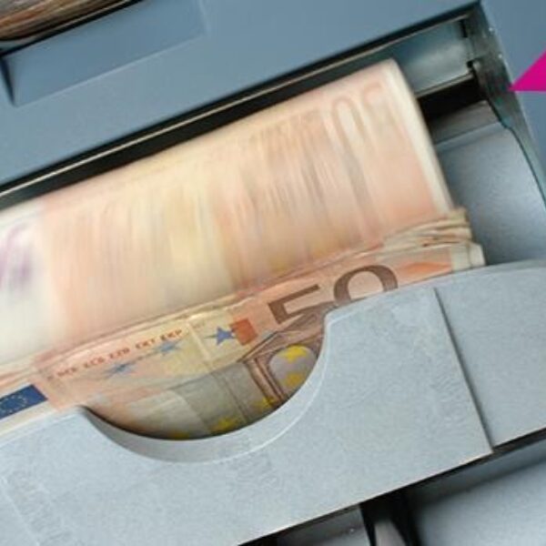 Je pinpas en bankrekening afgeven aan anderen kan je leven kapotmaken