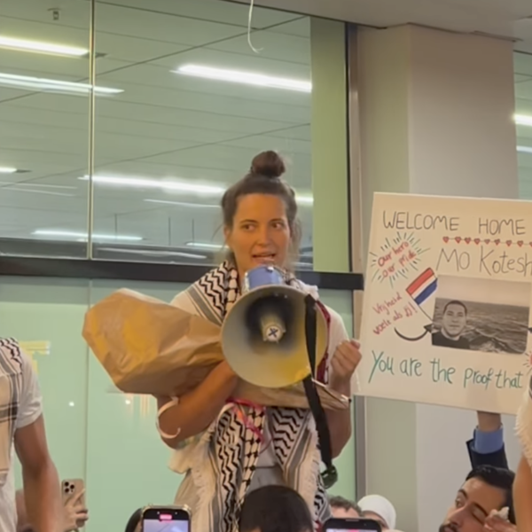 Roos Ykema door Israël opgepakt na reis naar Gaza: "Zwarte en Arabische mannen eruitgepikt"