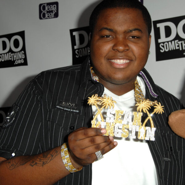 Sean Kingston en zijn moeder worden beschuldigd van 10 misdrijven na huiszoeking