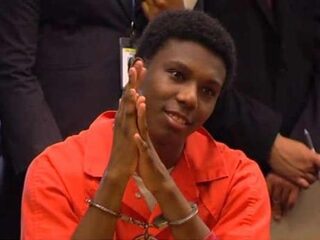 VIDEO: Tiener luistert lachend naar zijn veroordeling voor moord