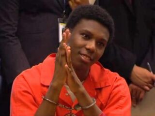 VIDEO: Tiener luistert lachend naar zijn veroordeling voor moord