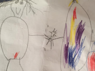 5-jarige tekent familieportret, inclusief zijn ongestelde moeder