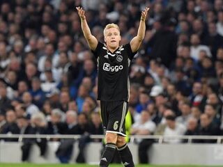 Social Talk: Jandino's moeder verkiest Ajax boven zoon en Ajaxspelers vieren feest