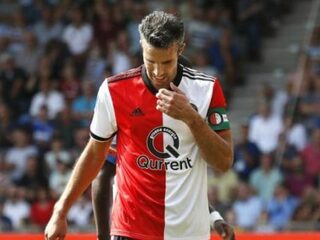 Van Persie speelt wél tegen Ajax, maar gaat niet akkoord met strafeis