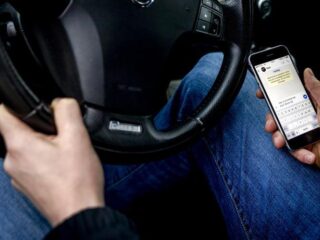 Appen en rijden? Vanaf nu word je betrapt door slimme camera's