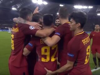 Voetballer krijgt vinger van teamgenoot in zijn kont nadat hij scoort