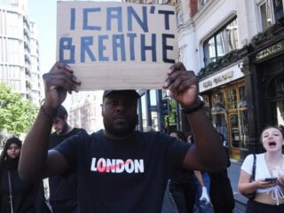 Demonstranten vanmiddag de straat op in Amsterdam voor vreedzaam protest