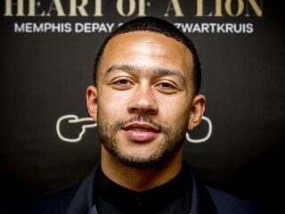 Memphis Depay onder vuur na foto met leeuwenwelpje