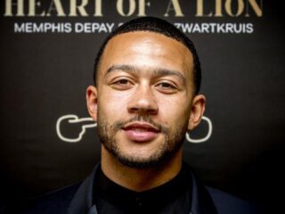 Memphis Depay onder vuur na foto met leeuwenwelpje