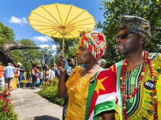 Giorgio vraagt zijn oma wat Keti Koti voor haar betekent