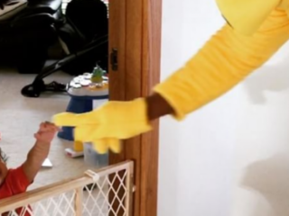 Dwayne Johnson vermaakt dochtertje verkleed als Pikachu