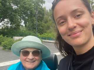 Maxime (23) zamelt geld in voor haar oma die voor € 9500 is opgelicht