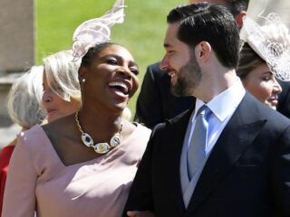 Zo helpt man van Serena Williams bij verzorgen van haar pruiken
