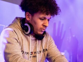 Miguell Kaidel kan niet draaien in clubs en is nu vrijwilliger bij Voedselbank