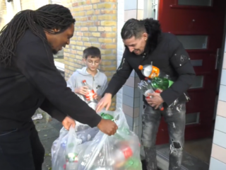 Djordjhy Alfaisi wil miljonair worden door flessen in te zamelen