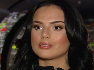 Auto Famke Louise kapot getrapt na 'Jinek': "Ik moest ook met twee bodyguards over straat"