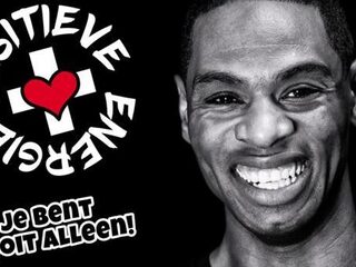 Randall redt goed voedsel van de prullenbak en geeft dat weg