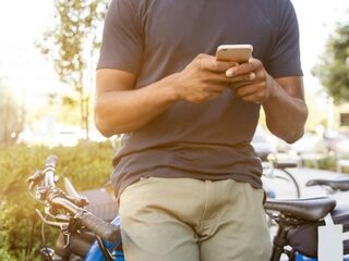 Vanaf vandaag geldt verbod smartphone op fiets: dit mag er wel en niet