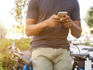 Vanaf vandaag geldt verbod smartphone op fiets: dit mag er wel en niet