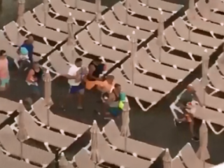 VIDEO: Deze toeristen gaan heel ver voor een ligbedje