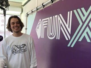 Quique werkt aan Spaanstalige tape