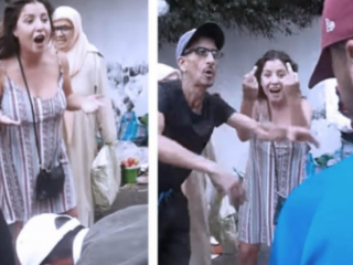 Hysterische toerist in Marokko probeert kippen te bevrijden en bijt verkoper