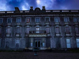 Bewoners gezocht: doodeng spookhuis staat te koop