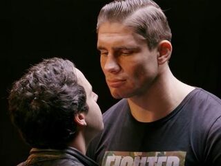 VIDEO: Rico Verhoeven wordt keihard gemindf*cked door Victor Mids