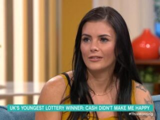 Jongste Britse lottowinnaar verspilde al haar geld, maar is gelukkiger dan ooit