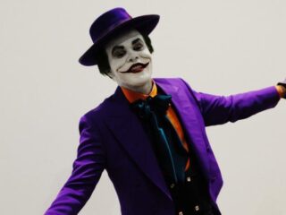The Weeknd compleet onherkenbaar als Joker in perfecte Halloweenoutfit