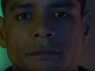 Man en vrouw herleven hun dood elke dag opnieuw in nieuwe Netflix-serie Russian Doll