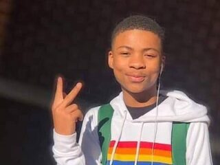 Celebs betalen de begrafenis van Nigel (15) en dit is waarom