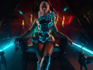 Nicki Minaj claimt de troon in 'Hard White'-video