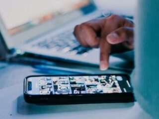 Je baas toevoegen op social media: do or don't? "Hij schakelde een advocaat in"