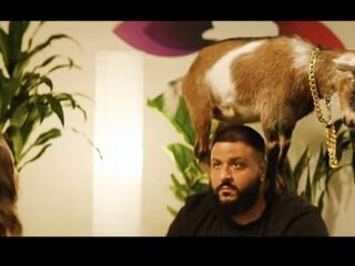 DJ Khaled doet aan Goat Yoga