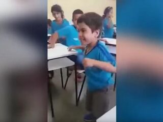 Verlamd jongetje zet eerste stapjes op school en hele klas juicht