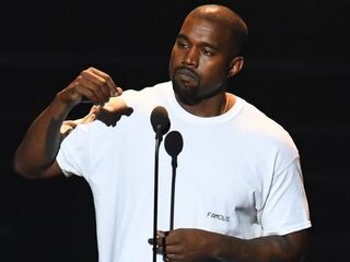 Kanye West eist tien miljoen van verzekeraar na ziekenhuisopname