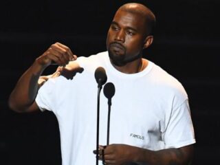 Kanye West eist tien miljoen van verzekeraar na ziekenhuisopname