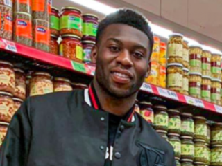 Speler Manchester United geeft massaal supermarktbonnen weg in Amsterdam