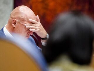 Emotionele Grapperhaus diep door het stof, maar treedt niet af