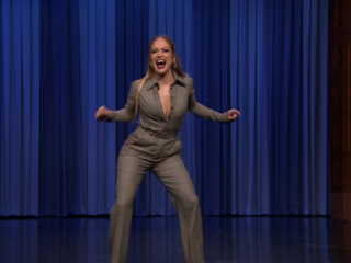VIDEO: Jennifer Lopez in lachwekkende dance battle met Jimmy Fallon