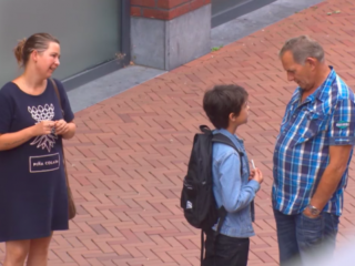 Trending: Kind van 13 vraagt vuurtje aan voorbijgangers